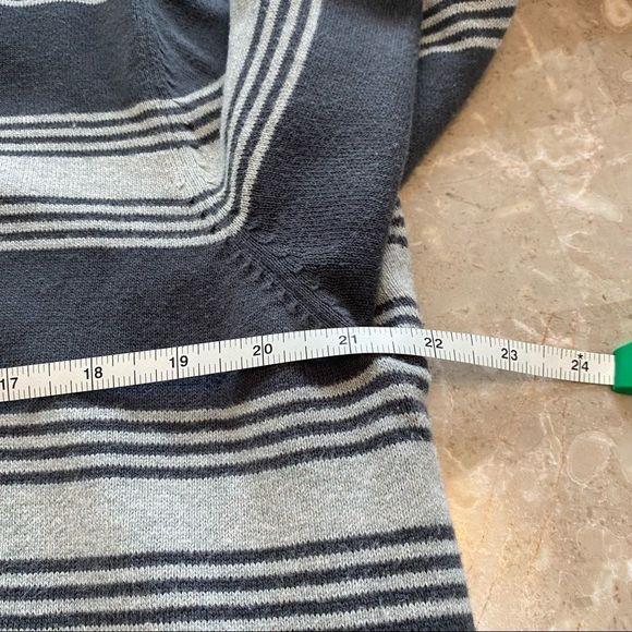 Tommy Hilfiger long sleeve V-neck wide stripe sweater size large Men’s - Picture 6 of 8